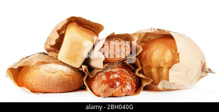 Frisches Brot in Papiertüten isoliert auf weiß Stockfoto