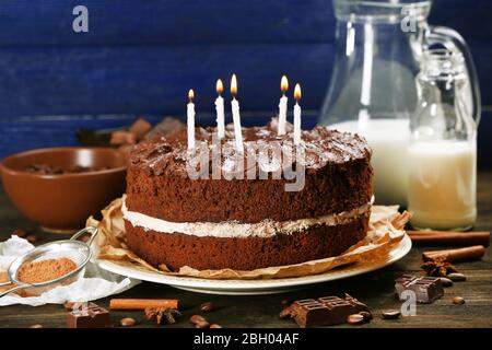 Köstliche Schokolade Kuchen auf dem Tisch auf blauem Hintergrund Stockfoto