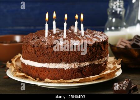 Köstliche Schokolade Kuchen auf dem Tisch auf blauem Hintergrund Stockfoto