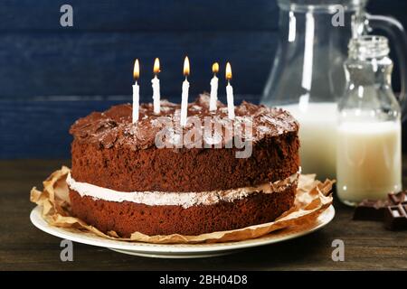 Köstliche Schokolade Kuchen auf dem Tisch auf blauem Hintergrund Stockfoto