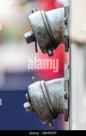 Nahaufnahme von zwei Brandpfropfen an der Wand Vor einem bunten Bokeh Hintergrund Stockfoto