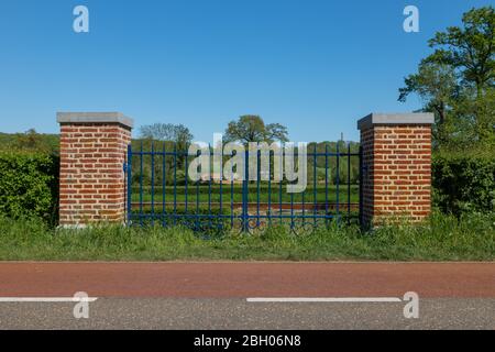 Geschlossener Zaun in der Nähe der Grenze zwischen Belgien und den Niederlanden in Maastricht als symbolisches Zeichen für die derzeitige geschlossene Grenze aufgrund der COVid19-Pandemie Stockfoto