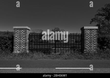 Geschlossener Zaun in der Nähe der Grenze zwischen Belgien und den Niederlanden in Maastricht als symbolisches Zeichen für die derzeitige geschlossene Grenze aufgrund der COVid19-Pandemie Stockfoto