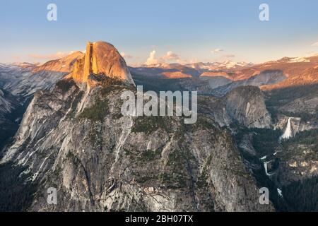 Der Half Dome Peak und der Yosemite Falls Wasserfall wie gesehen Vom Glacier Point bei Sonnenuntergang Stockfoto