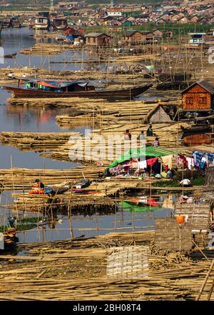 Bewohner eines schwimmenden Dorfes am Irrawaddy-Fluss leben in Mandalay, Myanmar Stockfoto