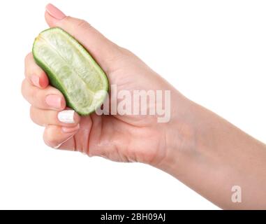 Weibliche Hand quetschen Kalk isoliert auf weiß Stockfoto