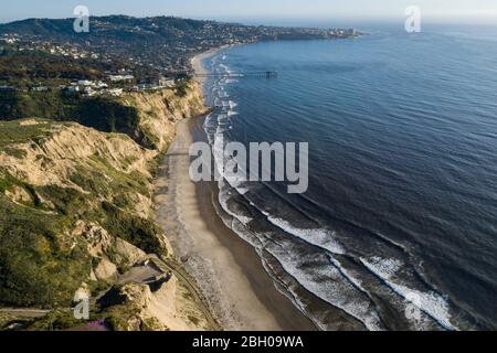 San Diego, Kalifornien, USA. April 2020. Black Beach, ein beliebter Surfstrand in La Jolla, ist unter den San Diego Stränden, die wegen Covid-19 geschlossen. Quelle: KC Alfred/ZUMA Wire/Alamy Live News Stockfoto