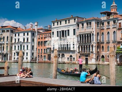 Venedig, Italien - 1. Juli 2017: Ein Blick auf die bunten venezianischen Häuser, Besucher genießen die Aussicht in Venedig, Italien Stockfoto