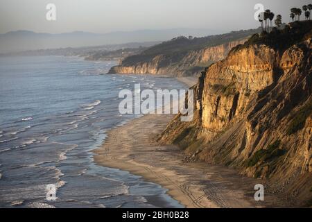 San Diego, Kalifornien, USA. April 2020. Black Beach, ein beliebter Surfstrand in La Jolla, ist unter den San Diego Stränden, die wegen Covid-19 geschlossen. Quelle: KC Alfred/ZUMA Wire/Alamy Live News Stockfoto