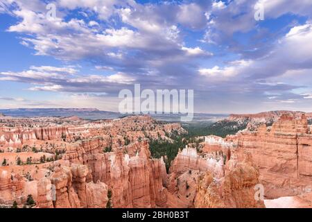 Der Bryce Canyon bei Sonnenuntergang, von einem Aussichtspunkt aus gesehen, mit nacheilenden Wolken Stockfoto