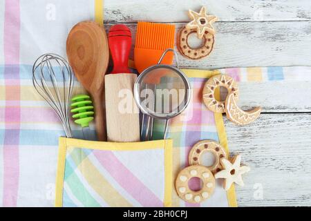 Set von Küchenutensilien in der Tasche der Schürze, Nahaufnahme Stockfoto