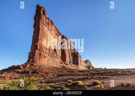 Eine imposante flache rote Sandsteinformation im Arches National Park Im Morgenlicht Stockfoto