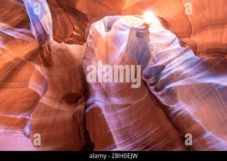 Nahaufnahme der geschnitzten Felswände des Oberen Antelope Canyon Stockfoto