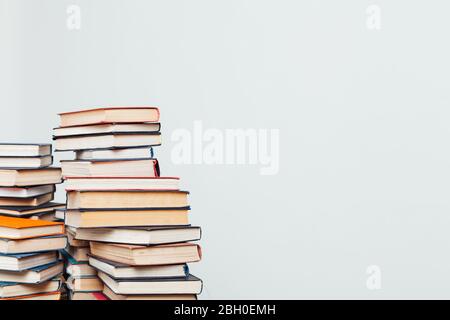 Viele Stapel von Lehrbüchern in der Bibliothek auf weißem Hintergrund Stockfoto