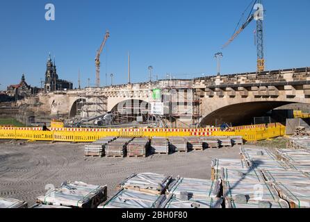 Dresden, Deutschland. April 2020. Gerüste umgeben Teile der Augustusbrücke. Noch am selben Tag will der sächsische Bauminister Schmidt die Baustelle auf der Brücke besuchen. Quelle: Sebastian Kahnert/dpa-Zentralbild/dpa/Alamy Live News Stockfoto