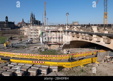 Dresden, Deutschland. April 2020. Gerüste umgeben Teile der Augustusbrücke. Noch am selben Tag will der sächsische Bauminister Schmidt die Baustelle auf der Brücke besuchen. Quelle: Sebastian Kahnert/dpa-Zentralbild/dpa/Alamy Live News Stockfoto