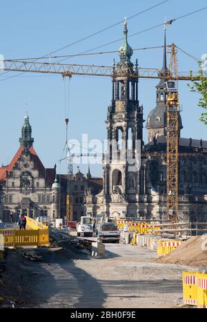 Dresden, Deutschland. April 2020. Auf einer Baustelle an der Augustusbrücke stehen Baufahrzeuge. Noch am selben Tag will Sachsens Bauminister Schmidt die Baustelle auf der Brücke besuchen. Quelle: Sebastian Kahnert/dpa-Zentralbild/dpa/Alamy Live News Stockfoto