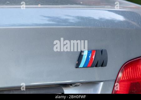 M-Sport-Abzeichen auf dem Kofferraum eines BMW E90 M5 Autos. Berühmtes Logo, das eine leistungsstarke High-End-Version eines Straßenwagens darstellt Stockfoto