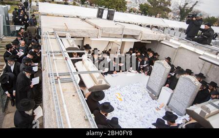 NEW YORK, NY - NOVEMBER 25: Rabbiner Chabad-Lubawitsch beten zum Grab des lubawitscher Rebbe, Rabbiner Menachem M. Scheerson, 4,550 Rabbiner aus aller Welt sind in New York zur Internationalen Konferenz der Chabad-Lubawitscher-Abgesandten, einer jährlichen Veranstaltung, die darauf abzielt, das jüdische Bewusstsein und die Praxis auf der ganzen Welt wiederzubeleben. Dieses Jahr ist das 75. Jahr seit Rabbi Menachem M. Schneerson, der Anführer der Bewegungen, am 25. November 2016 aus dem vom Krieg zerrissenen Europa an die US-Küste kam, 1941 im Queens-Bezirk von New York People: Chabad-Lubavitch Rabbis Stockfoto