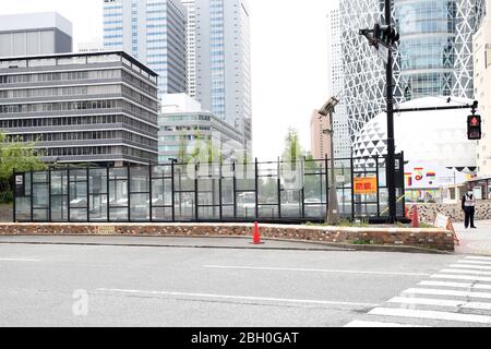 In Tokio, Japan, ist am 22. April 2020 im Ausnahmezustand aufgrund der Ausbreitung des neuartigen Coronavirus ein Raucherbereich vorübergehend geschlossen. Quelle: AFLO/Alamy Live News Stockfoto