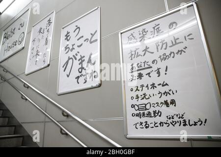 Am 22. April 2020 werden im JR Gotanda Bahnhof in Tokio, Japan, handgeschriebene Nachrichten ausgestellt, während der Ausnahmezustand aufgrund der Verbreitung des neuartigen Coronavirus ausgerufen wurde. Quelle: AFLO/Alamy Live News Stockfoto