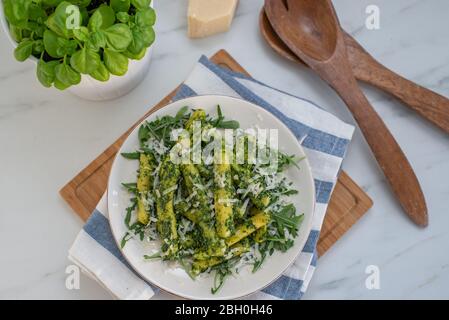 Deutsche fingerförmige Kartoffelnudeln mit Bärlauch-Pesto Stockfoto