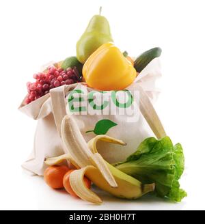 Beutel mit Bio-Produkten auf weiß isoliert Stockfoto