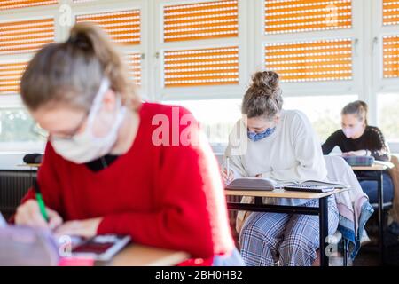 Haltern Am See, Deutschland. April 2020. Die Schüler des Abiturjahrs 2020 sitzen in der Vorbereitung auf die Prüfungen im Klassenzimmer des Joseph König Gymnasiums. Fast sechs Wochen nach der Schließung der Schulen in Nordrhein-Westfalen durch die Koronakrise öffnen viele von ihnen nun erstmals wieder ihre Türen für Tausende von Prüfungskandidaten. Quelle: Rolf Vennenbernd/dpa/Alamy Live News Stockfoto