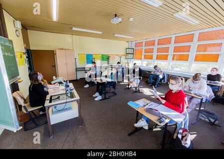 Haltern Am See, Deutschland. April 2020. Die Schüler des Abiturjahrs 2020 sitzen in der Vorbereitung auf die Prüfungen im Klassenzimmer des Joseph König Gymnasiums. Fast sechs Wochen nach der Schließung der Schulen in Nordrhein-Westfalen durch die Koronakrise öffnen viele von ihnen nun erstmals wieder ihre Türen für Tausende von Prüfungskandidaten. Quelle: Rolf Vennenbernd/dpa/Alamy Live News Stockfoto