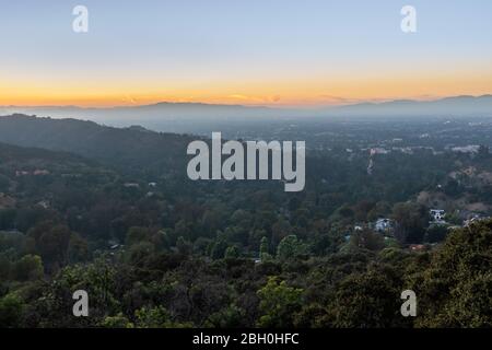 Weitwinkelansicht der Stadt Los Angeles vom Mulholland Drive aus gesehen, landschaftlich schöner Blick bei Sonnenuntergang Stockfoto