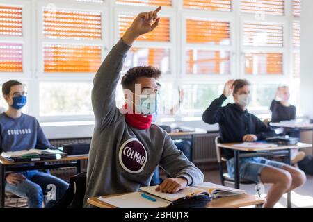 Haltern Am See, Deutschland. April 2020. Die Schüler des Abiturjahrs 2020 sitzen in der Vorbereitung auf die Prüfungen im Klassenzimmer des Joseph König Gymnasiums. Fast sechs Wochen nach der Schließung der Schulen in Nordrhein-Westfalen durch die Koronakrise öffnen viele von ihnen nun erstmals wieder ihre Türen für Tausende von Prüfungskandidaten. Quelle: Rolf Vennenbernd/dpa/Alamy Live News Stockfoto