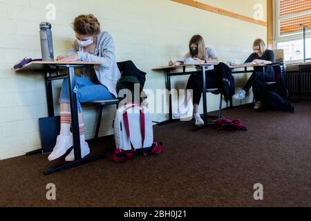 Haltern Am See, Deutschland. April 2020. Die Schüler des Abiturjahrs 2020 sitzen in der Vorbereitung auf die Prüfung im Klassenzimmer des Joseph König Gymnasiums. Fast sechs Wochen nach der Schließung der Schulen in Nordrhein-Westfalen durch die Koronakrise öffnen viele von ihnen nun erstmals wieder ihre Türen für Tausende von Prüfungskandidaten. Quelle: Rolf Vennenbernd/dpa/Alamy Live News Stockfoto