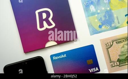 Stone / Großbritannien - April 14 2020: Die neue Revolut-Karte. Brandneue Revolut Bankkarte, ein Umschlag, in dem sie per Post geliefert wurde, EU Stockfoto