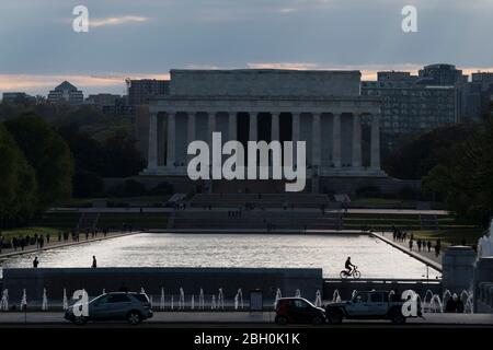 Washington, DC, USA. April 2020. Das Foto vom 22. April 2020 zeigt das Lincoln Memorial in Washington, DC, USA. US-Präsident Donald Trump sagte am Mittwoch, dass er eine Exekutivordnung unterzeichnet habe, die die Einwanderung in die Vereinigten Staaten während der COVID-19-Pandemie für 60 Tage einschränkt. Kredit: Liu Jie/Xinhua/Alamy Live News Stockfoto