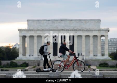 Washington, DC, USA. April 2020. Menschen werden am 22. April 2020 in der Nähe des Lincoln Memorial in Washington, DC, USA, gesehen. US-Präsident Donald Trump sagte am Mittwoch, dass er eine Exekutivordnung unterzeichnet habe, die die Einwanderung in die Vereinigten Staaten während der COVID-19-Pandemie für 60 Tage einschränkt. Kredit: Liu Jie/Xinhua/Alamy Live News Stockfoto