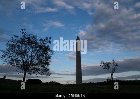 Washington, DC, USA. April 2020. Das am 22. April 2020 aufgenommene Foto zeigt das Washington Monument in Washington, DC, USA. US-Präsident Donald Trump sagte am Mittwoch, dass er eine Exekutivordnung unterzeichnet habe, die die Einwanderung in die Vereinigten Staaten während der COVID-19-Pandemie für 60 Tage einschränkt. Kredit: Liu Jie/Xinhua/Alamy Live News Stockfoto