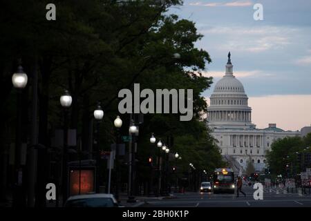 Washington, DC, USA. April 2020. Das Foto vom 22. April 2020 zeigt das Kapitolgebäude der USA in Washington, DC, USA. US-Präsident Donald Trump sagte am Mittwoch, dass er eine Exekutivordnung unterzeichnet habe, die die Einwanderung in die Vereinigten Staaten während der COVID-19-Pandemie für 60 Tage einschränkt. Kredit: Liu Jie/Xinhua/Alamy Live News Stockfoto