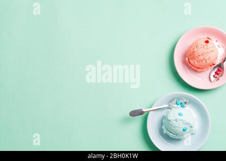 Kugeln aus frisch gekochtem natürlichen hausgemachten bunten Beeren Eis oder Eis in den keramischen Platten auf einem pastellblauen Hintergrund, kopieren Raum. Draufsicht. Stockfoto