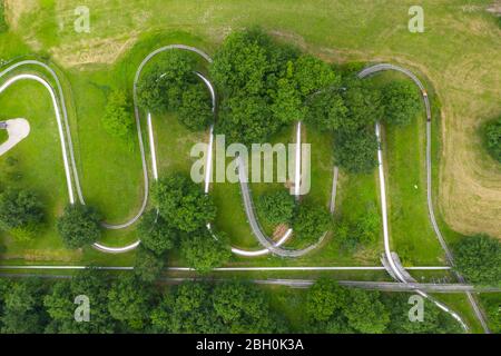 Luftaufnahme der Sommer bob Spur in schöner Natur mit grünen Bergen in Visegrad, Ungarn, Europa. Stockfoto