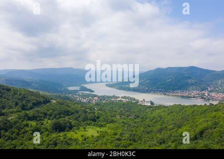 Panorama-Luftaufnahme des Donauknie in hellen, lebendigen und farbenfrohen Sommer. Visegrad, Ungarn, Europa. Stockfoto