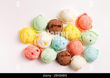 Essen Dessert Hintergrund aus der Nähe bunte Kugeln frisch gekocht hausgemachte köstliche Früchte und Beeren Eis oder Eis mit Stern Dekoration. Stockfoto