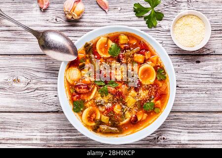Minestrone, italienische Gemüsesuppe mit Pasta und Bohnen. Draufsicht Stockfoto