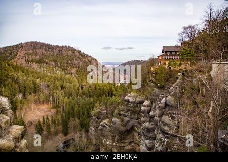 Der Blick vom Schloss Oybin in die Zittauer Berge ins Tal und auf die Stadt Zittau in Sachsen. Stockfoto