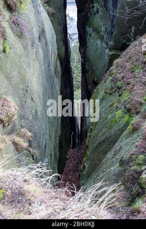 Der herrliche Blick durch einen Spalt bei Oybin Blick ins Tal Stockfoto