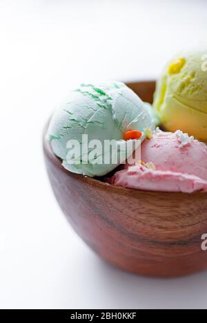 Bälle aus hausgemachtem frischem kaltem Natureis oder Eis in der Kokosnuss-Bio-Schüssel Nahaufnahme im Hintergrund Stockfoto