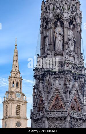 Das Eleanor Kreuz und der Turm von St Martin im Feld, von der Charing Cross Station, City of Westminster, London, England Stockfoto