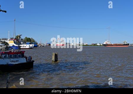 emden, deutschland - 2020.04.19: Panoramablick auf den Binnenhafen von emden mit fosen nordseewerke im Hintergrund Stockfoto