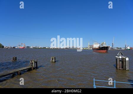 emden, deutschland - 2020.04.19: Panoramablick auf den Binnenhafen von emden mit fosen nordseewerke im Hintergrund Stockfoto