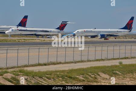 Los Angeles, Usa. April 2020. Am Mittwoch, den 22. April 2020, werden am Victorville Logistics Airport in Victorville, Kalifornien, geerdete Verkehrsflugzeuge gelagert. Da Reisebeschränkungen als Reaktion auf die Pandemie die Anzahl der Flüge stark reduzieren, suchen die Fluggesellschaften nach Parkplätzen für ihre redundanten Flugzeuge. Foto von Jim Ruymen/UPI Quelle: UPI/Alamy Live News Stockfoto