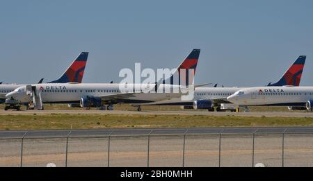 Los Angeles, Usa. April 2020. Am Mittwoch, den 22. April 2020, werden am Victorville Logistics Airport in Victorville, Kalifornien, geerdete Verkehrsflugzeuge gelagert. Da Reisebeschränkungen als Reaktion auf die Pandemie die Anzahl der Flüge stark reduzieren, suchen die Fluggesellschaften nach Parkplätzen für ihre redundanten Flugzeuge. Foto von Jim Ruymen/UPI Quelle: UPI/Alamy Live News Stockfoto